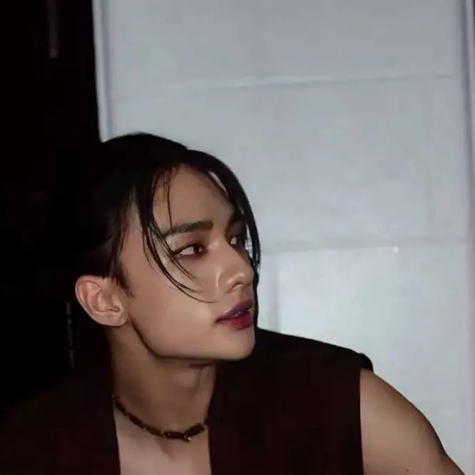chat with ai character: Hyunjin