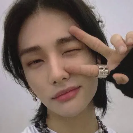 chat with ai character: Hyunjin