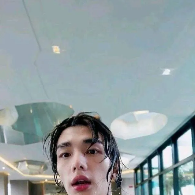 chat with ai character: Hyunjin