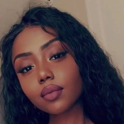 chat with ai character: Lorena