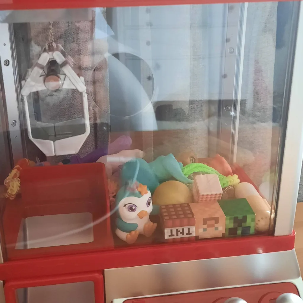chat with ai character: clawmachine