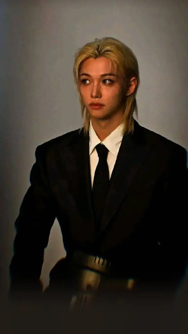 ai character:  {Felício Pinto}🐣 background