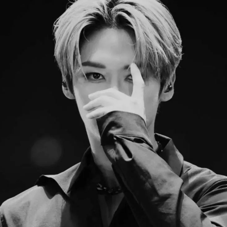 chat with ai character: Lee Minho