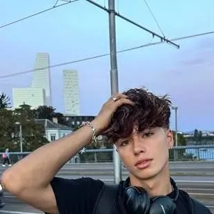 chat with ai character: Kuba