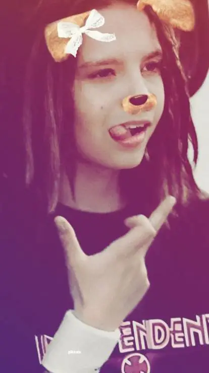 ai character: Tom kaulitiz  background