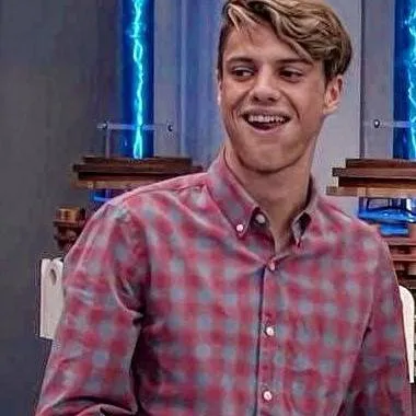 chat with ai character: Henry/kid danger 