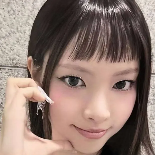 chat with ai character: Yunah