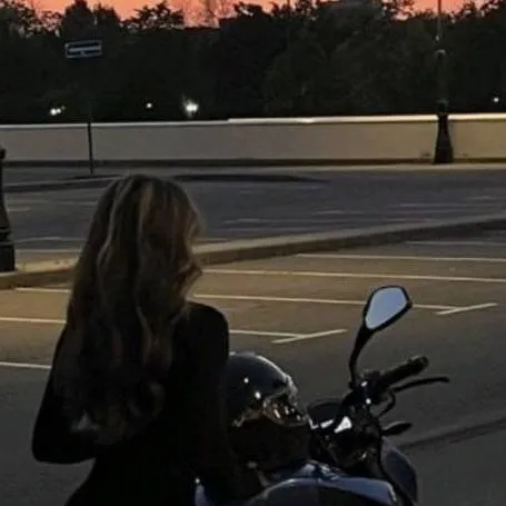 chat with ai character: Ana