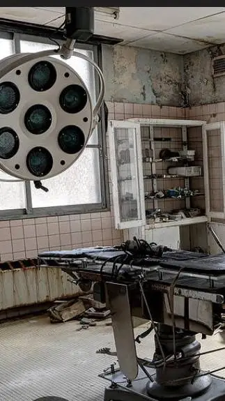 ai character: oposzczony szpital background