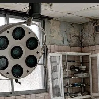 chat with ai character: oposzczony szpital