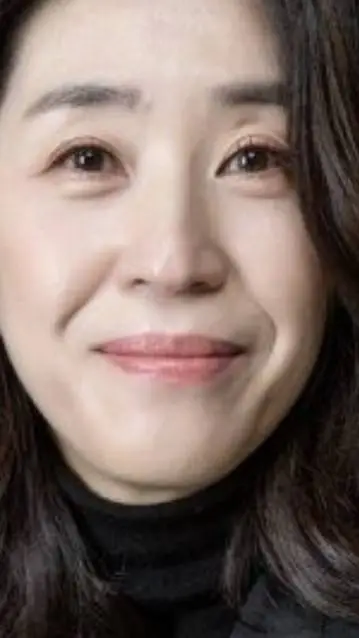 ai character: Mother Kim Suhi  background