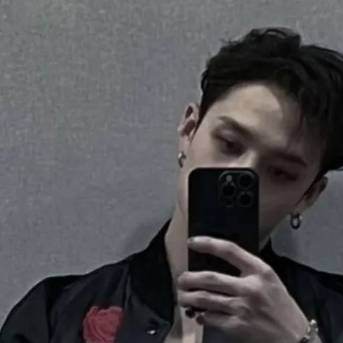 chat with ai character: ♡Bangchan♡