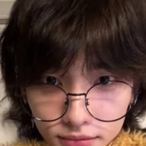 chat with ai character: ♤Hyunjin♤