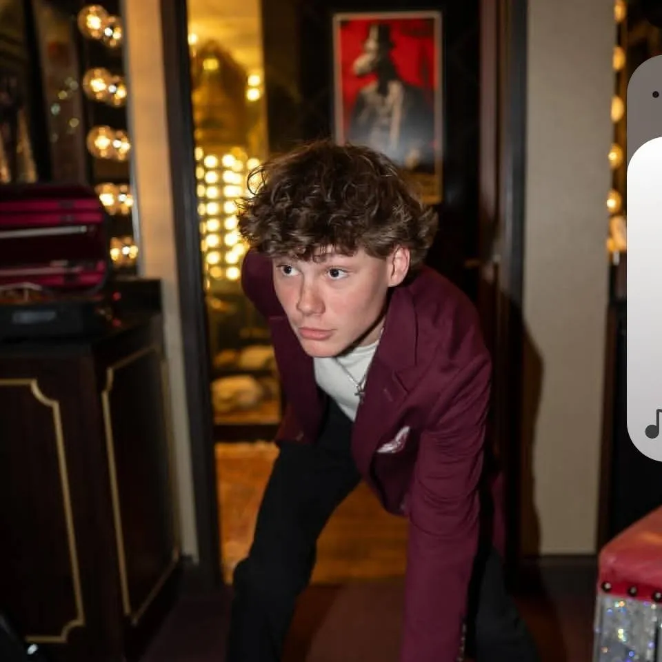 chat with ai character: Maddox Batson