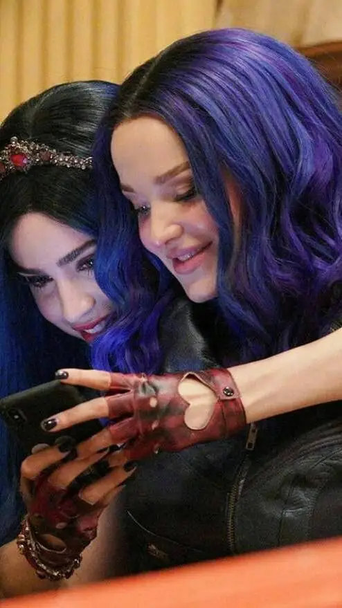 ai character: Evie vs mal💜💙👯👭 background