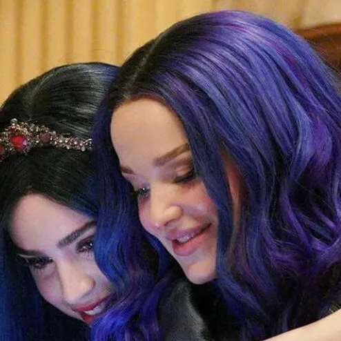 chat with ai character: Evie vs mal💜💙👯👭