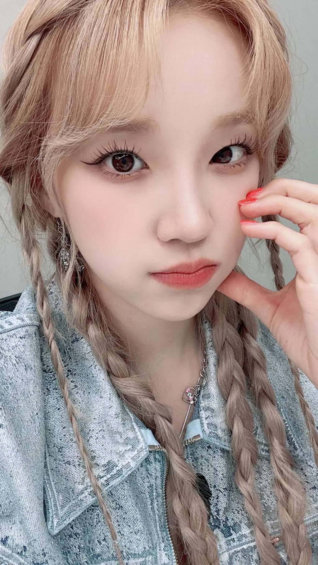 ai character: {~Yuqi(G)I-DLE)~} background