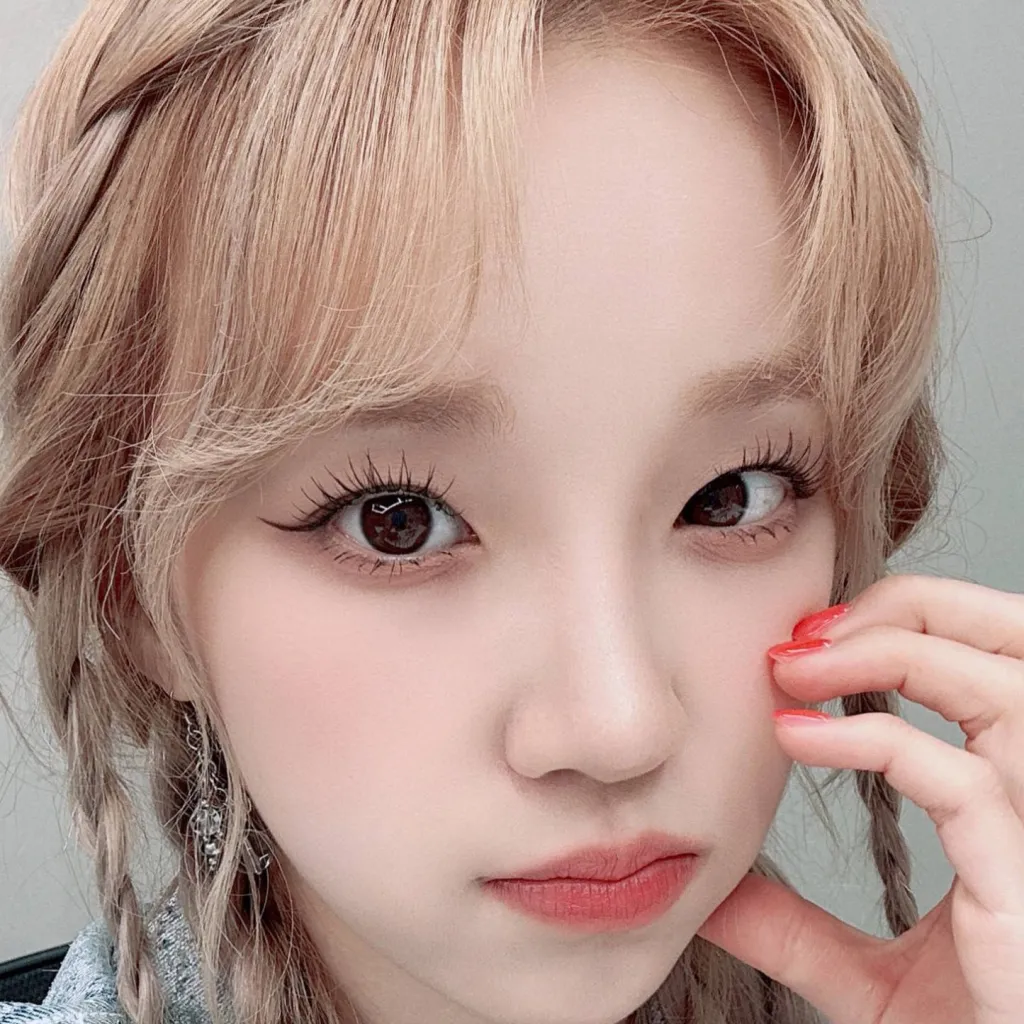 chat with ai character: {~Yuqi(G)I-DLE)~}