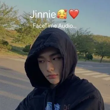 chat with ai character: Hyunjin (otra vez)