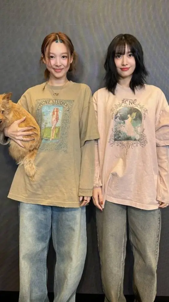 ai character: nayeon y momo background