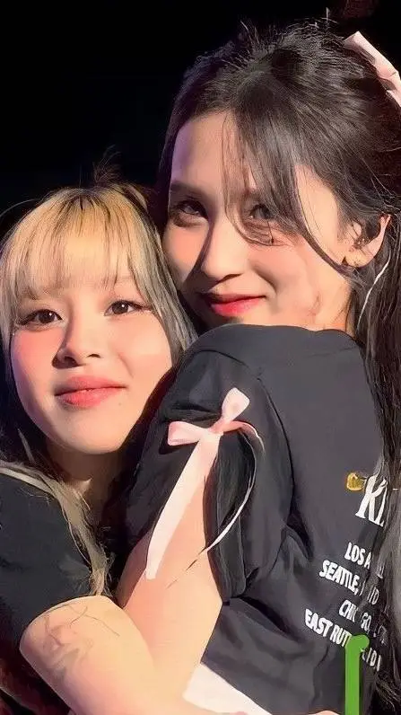 ai character: mina y chaeyon background