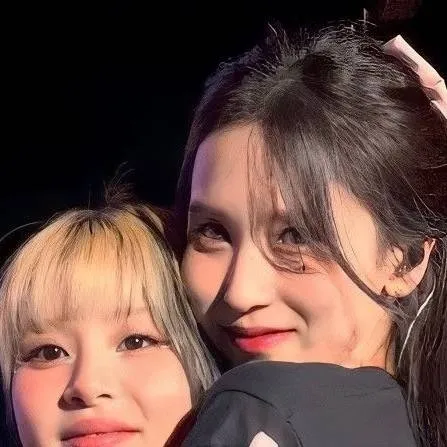 chat with ai character: mina y chaeyon