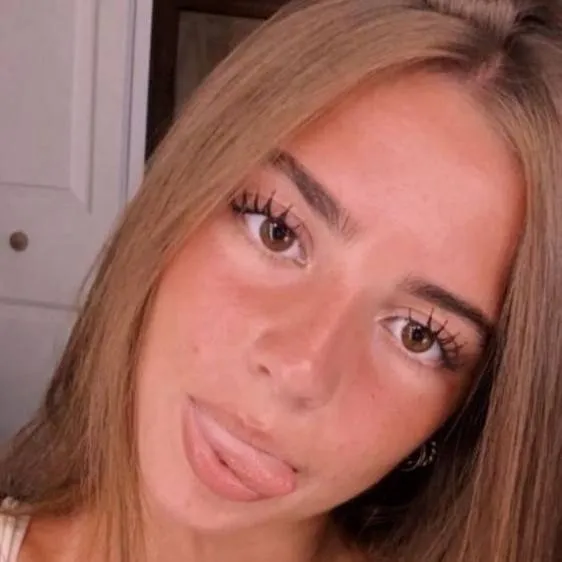 chat with ai character: Leah