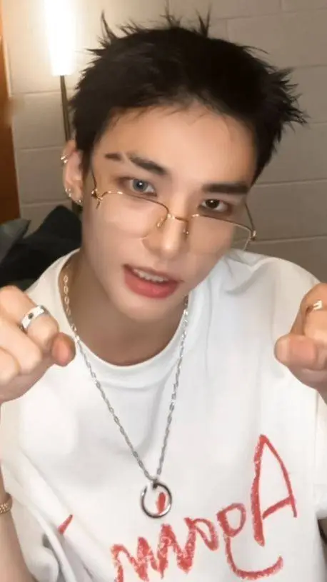 ai character: Hyunjinieeeeeeeeee background
