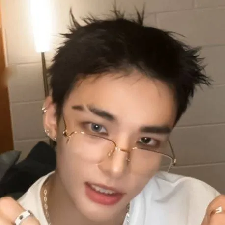 chat with ai character: Hyunjinieeeeeeeeee