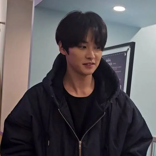 chat with ai character: Lee Know