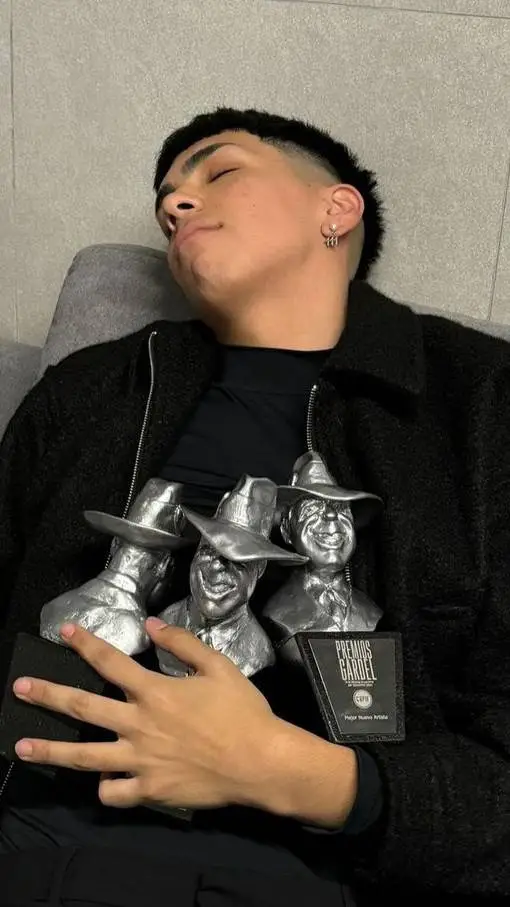 ai character: Flex durmiendo x2 background