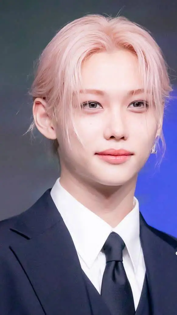 ai character: Félix  background