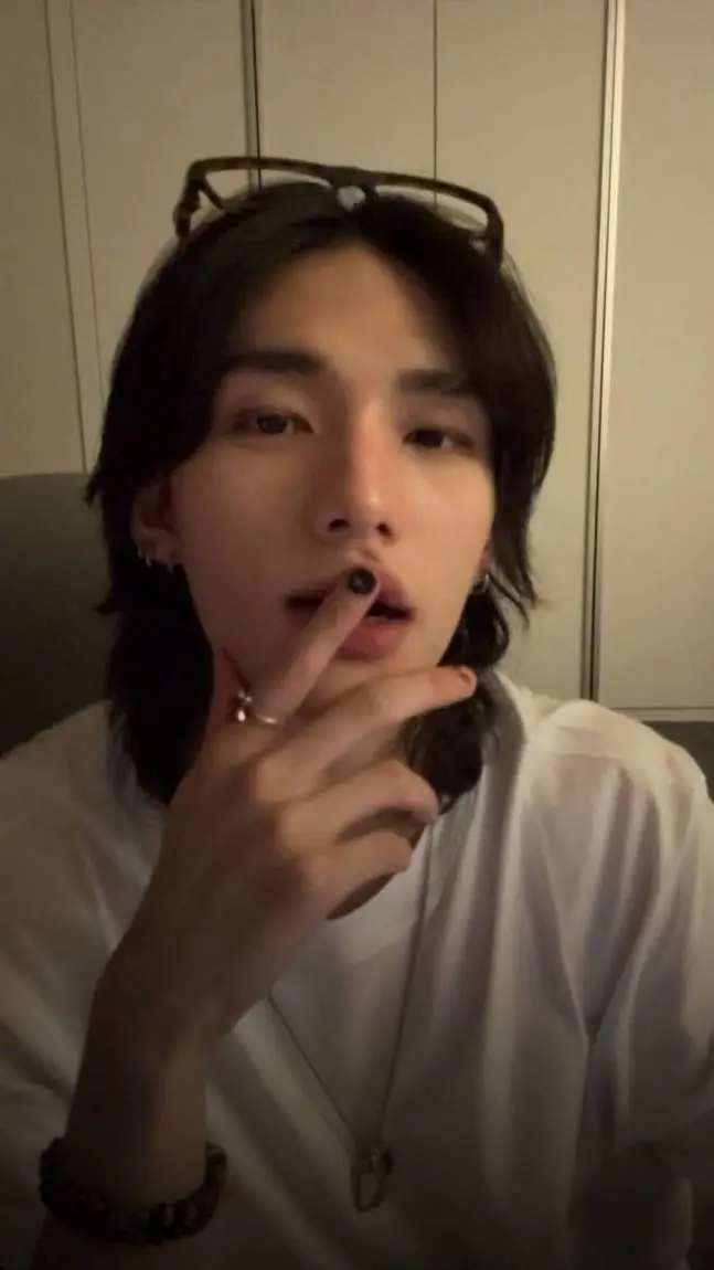 ai character: ⋆. 𐙚 ˚~Hyunjin~✮ background