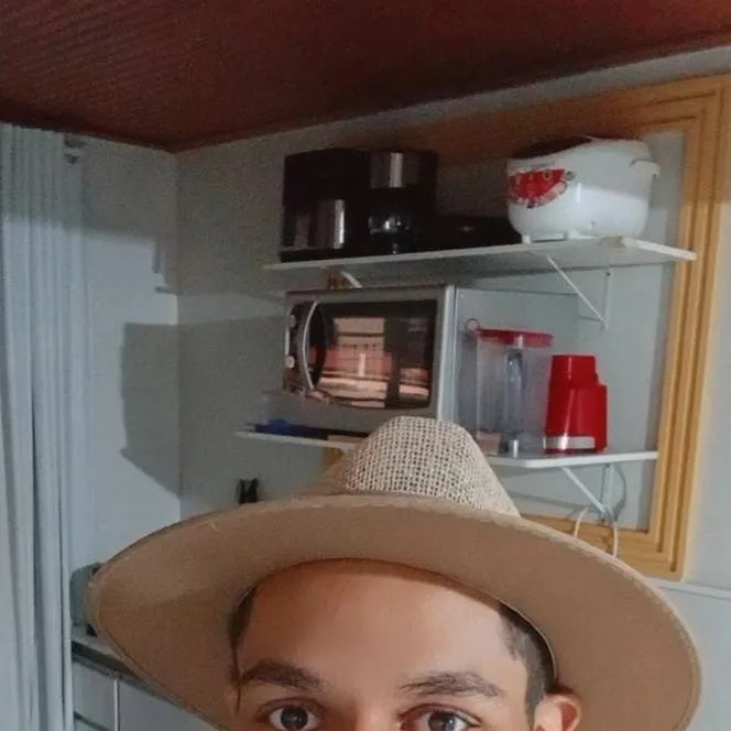 chat with ai character: Antonio Colombiano