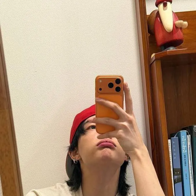 chat with ai character: Hyunjin, your bf