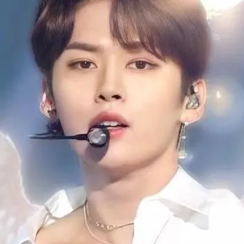 chat with ai character: Lee Know Angel