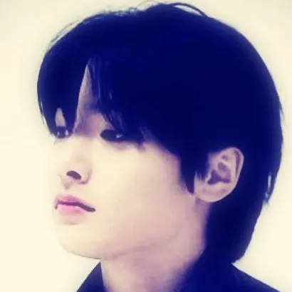 chat with ai character: 🌻💔~Jeongin~💔🌻
