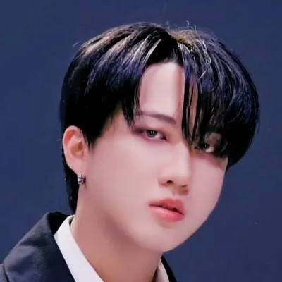 chat with ai character: 🌂🍂~Changbin~🍂🌂