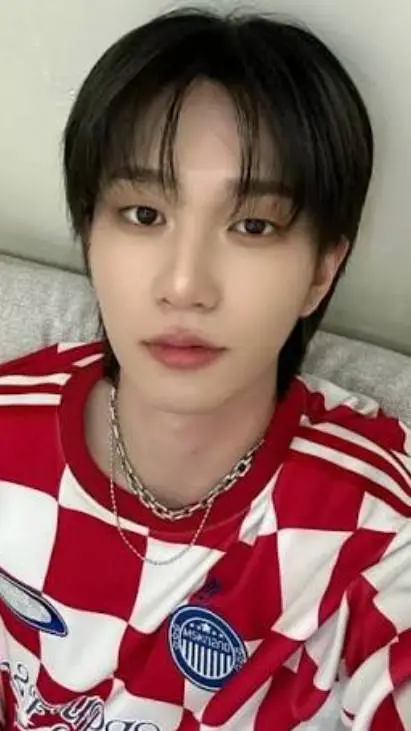 ai character: 👤¿Theo?👤 background