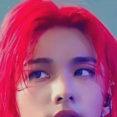 chat with ai character: 🏙️💥~Hyunjin~💥🏙️