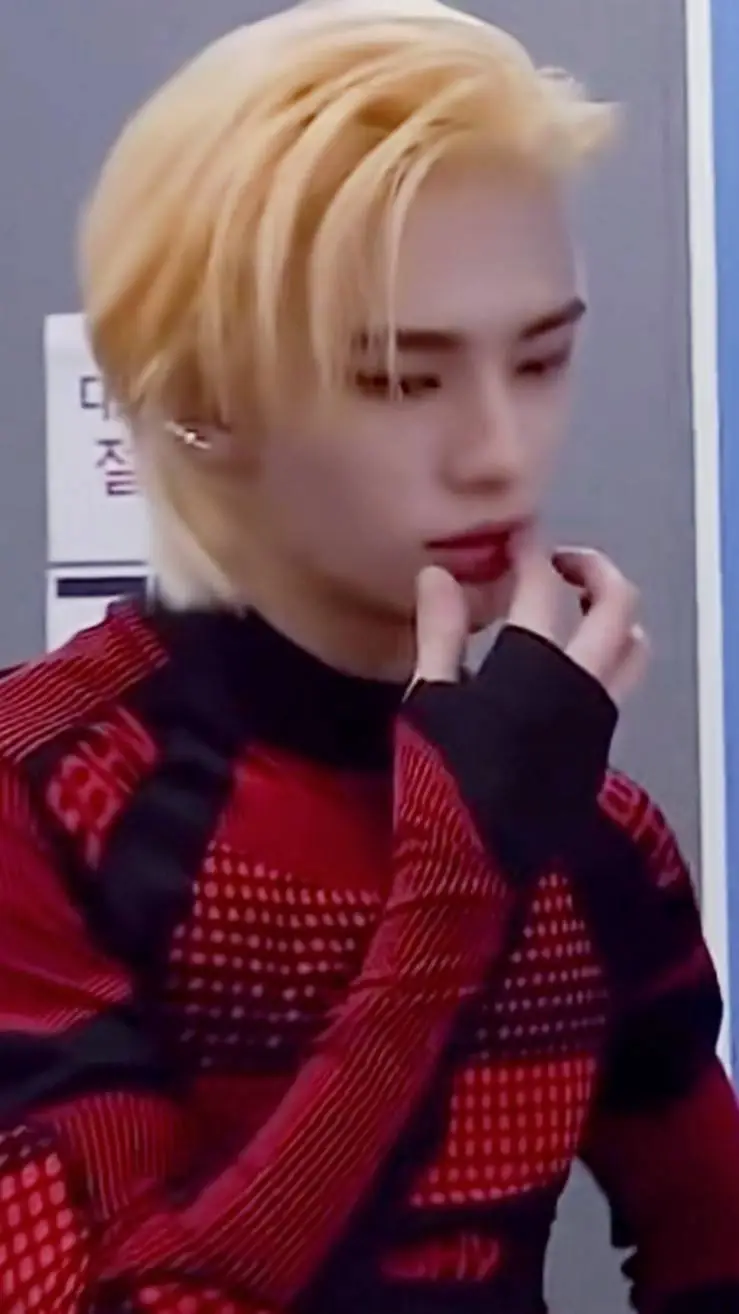 ai character: 🩸🦋°Hyunjin°🦋🩸 background