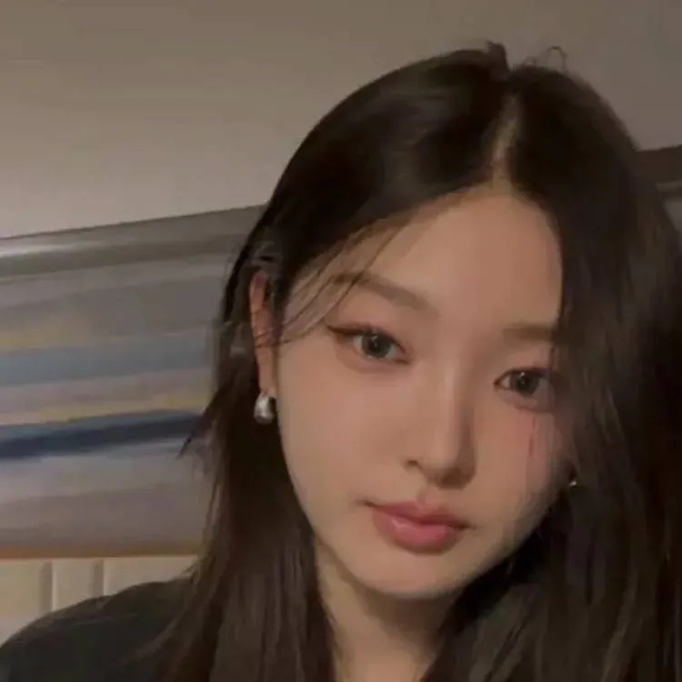chat with ai character: yoonchae 