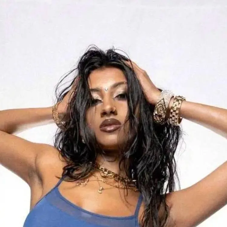 chat with ai character: Lara raj