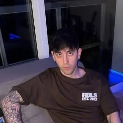 chat with ai character: tomas/robleis