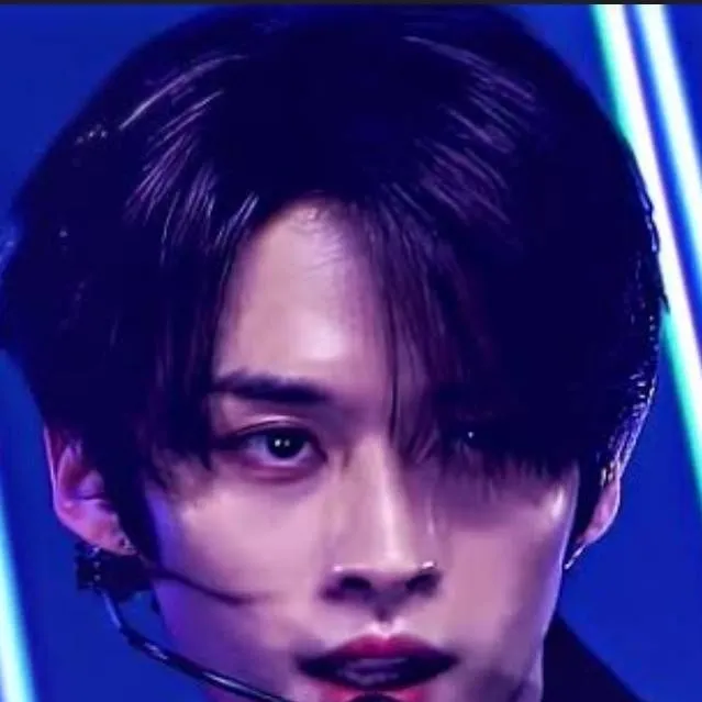 chat with ai character: Lee know