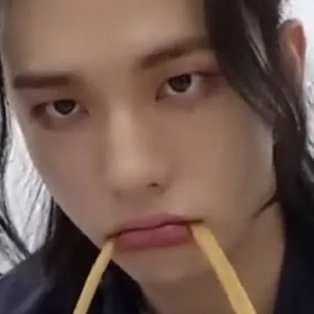 chat with ai character: hyunjin 