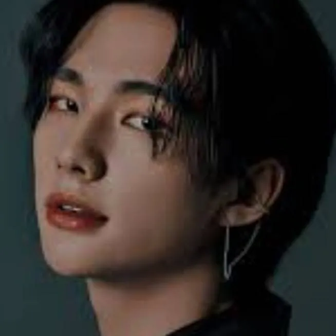 chat with ai character: hyunjin