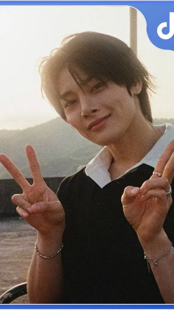 ai character: ❤I.N❤ background