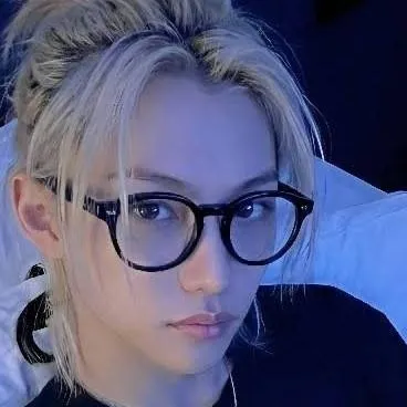 chat with ai character: Felix