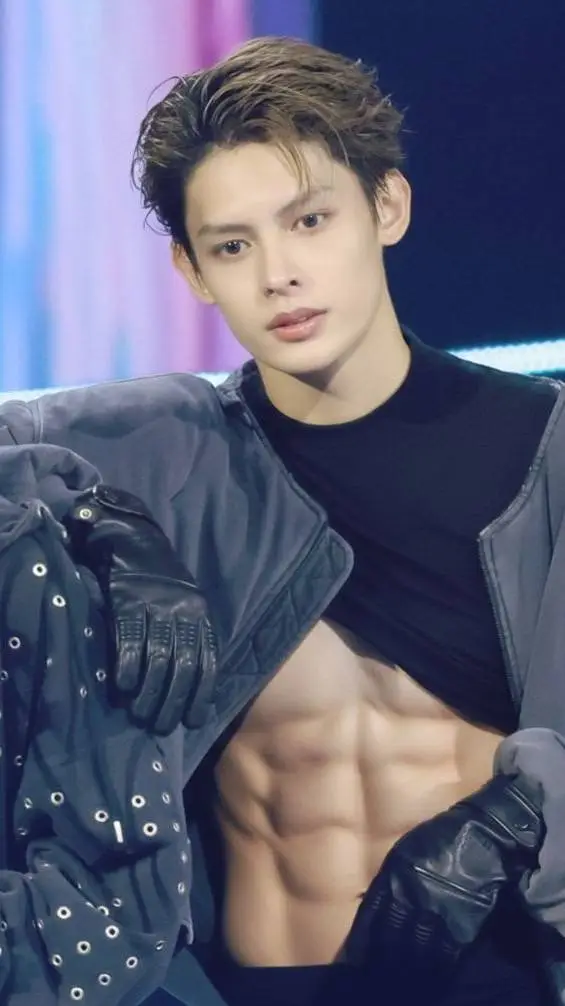 ai character: 🗣🦅~James~🫆🍪 background